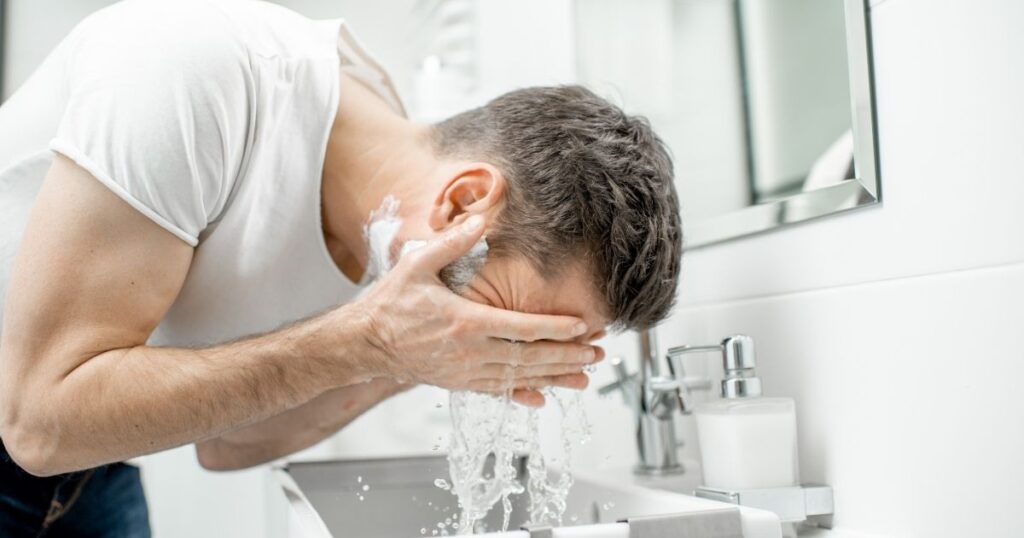 洗顔をする男性