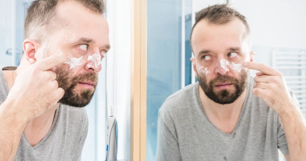 洗顔料を顔につける男性